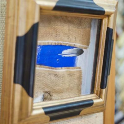 Presentación de uno de los marcos en una obra de arte