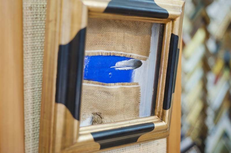 Presentación de uno de los marcos en una obra de arte